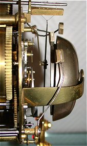 Bitte zum Vergrössern anklicken - Seitlicher Blick in ein Schweizer Grande Sonnerie-Werk von Robert & Fils La Chaux de Fonds