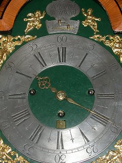 Zum Vergrssern bitte anklicken -  Bodenstanduhr von Kinzing aus dem Jahre 1746 mit 8Tagewerk und Carillon auf 9 Glocken